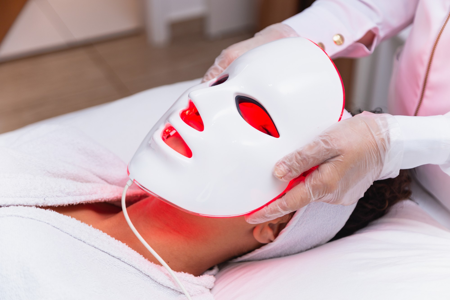 Läs mer om artikeln Anti-age mask: Föryngra huden med en LED-ansiktsmask