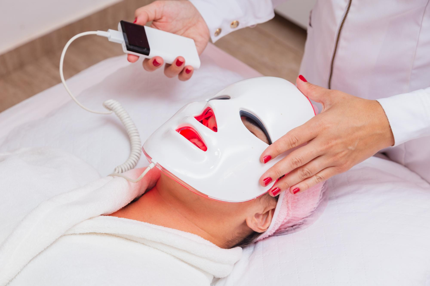 Läs mer om artikeln Rödljusterapi för ansiktet – Så föryngrar du huden med en LED-mask
